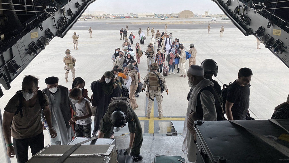 Aviones de todo el mundo se movilizan desde el aeropuerto, cuyos alrededores están fuertemente controlados por los talibanes.