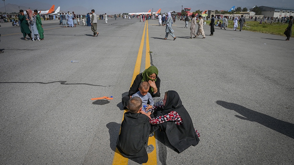 El aeropuerto de Kabul está repleto de extranjeros y afganos que quieren dejar el país. (Foto: AFP)