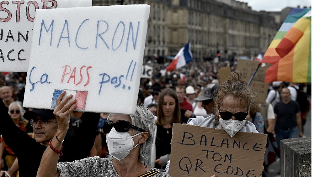 Las marchas llegan a dos días de la entrada en vigor de gran parte de las restricciones y tras un nuevo mensaje del presidente Macron, para instar a la vacunación. (Foto: AFP)