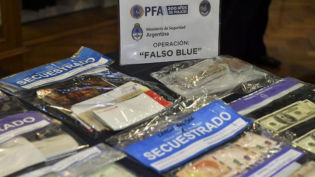 La organización de falsificadores distribuía y ponía en circulación en el mercado billetes falsos de dólares y pesos. Foto Alejandro Santa Cruz