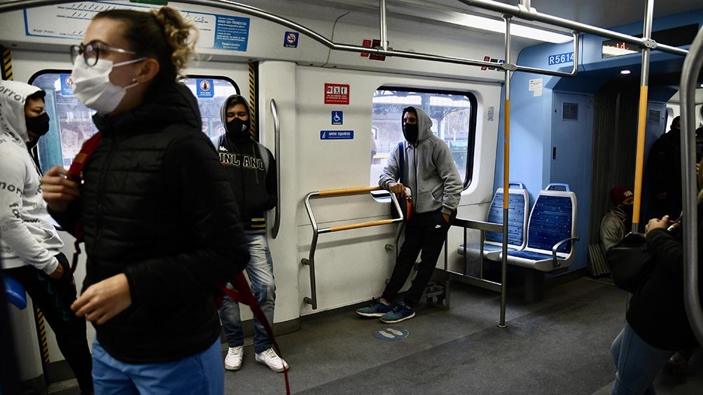 Se permite hasta un pasajero parado por metro cuadrado en los espacios libres .