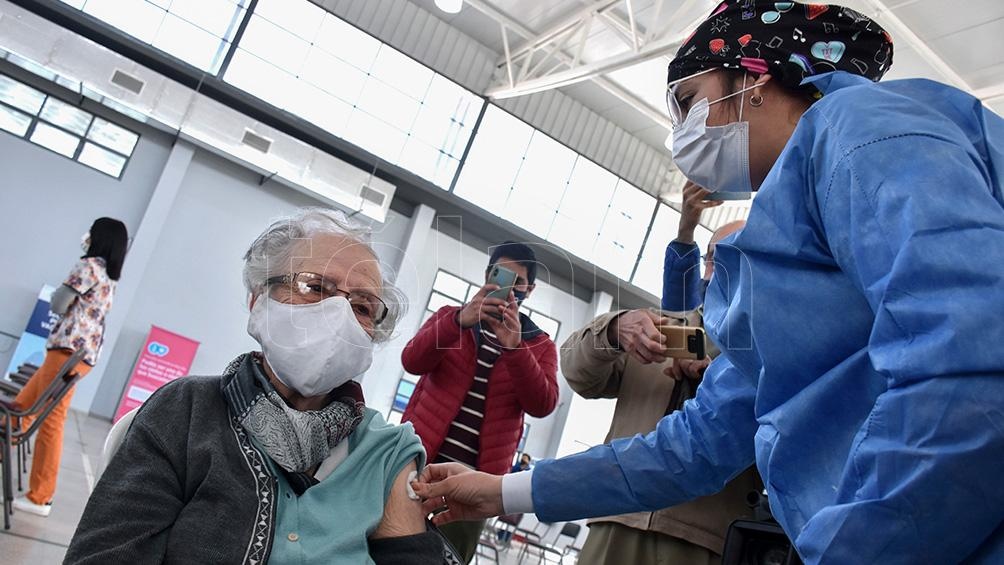 En base a la cantidad de población, a la provincia de Buenos Aires le corresponderán 231.600 dosis; a Córdoba 49.800; a Santa Fe 46.800; a la Ciudad de Buenos Aires 40.200; a Mendoza 26.100 y a Tucumán 22.500. (Foto: Rubén Paratore)