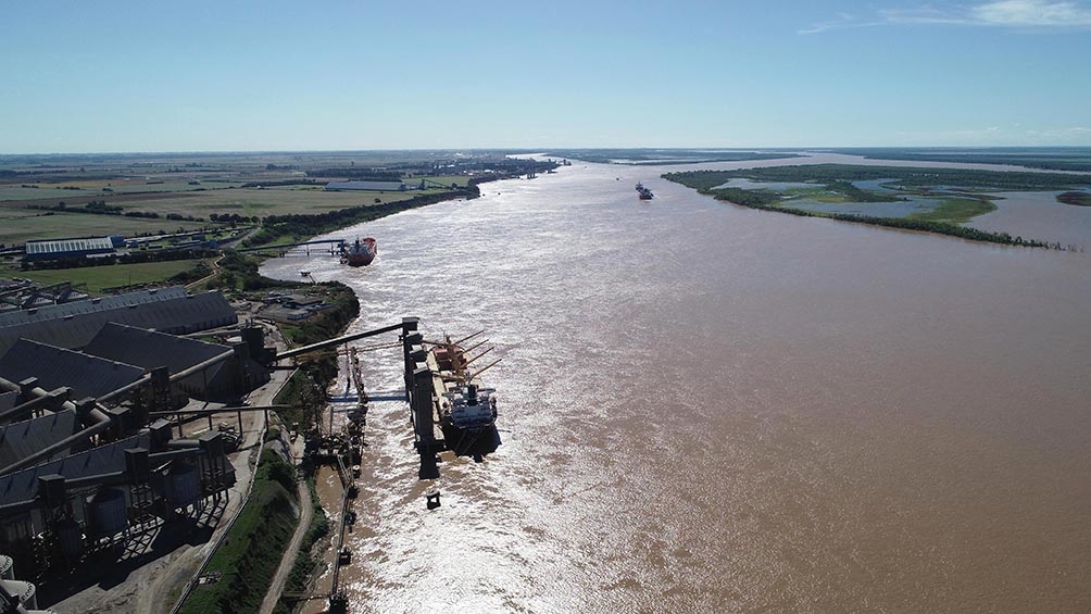 La hidrovía es un sistema de navegación fluvial de 1.635 km que vincula grandes puertos y terminales fluviales del río Paraná y del río de La Plata con el océano.