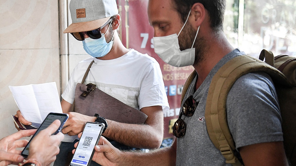 El pase sanitario entrará en vigor a partir del próximo lunes 9 de agosto. Foto: AFP