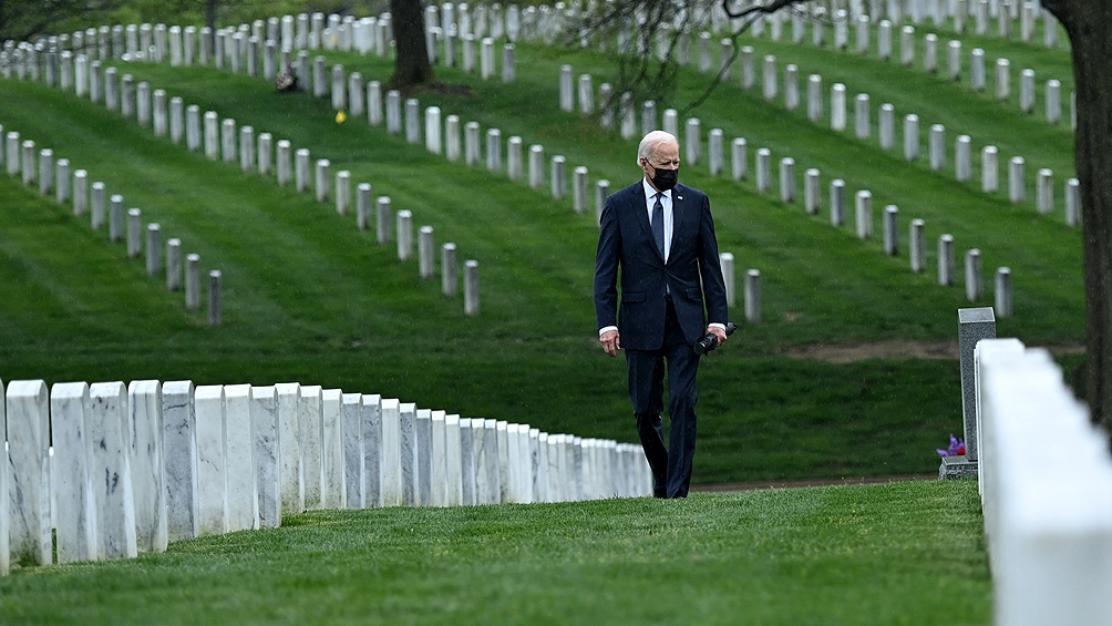 Biden defendió el lunes la decisión de salir de Afganistán, prometió defender los derechos de las mujeres afganas y dijo que "miles" de ciudadanos estadounidenses y afganos que habían colaborado con Washington serán evacuados en los próximos días.