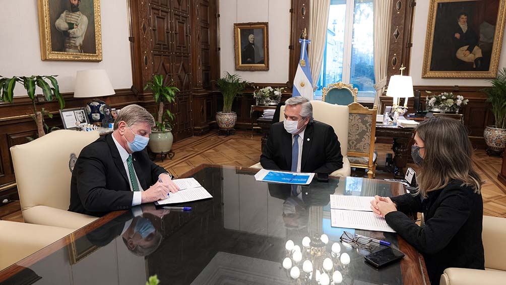 El presidente Alberto Fernández encabezó la firma del convenio bilateral de financiamiento entre el gobernador de la Pampa para asistir el déficit del sistema previsional de esa provincia.