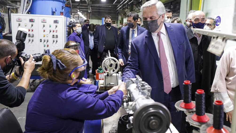 El apoyo al sector textil tiene como objetivo la generación de 1.000 puestos de trabajo en empresas de los sectores tejidos, confección y del calzado de Catamarca y La Rioja, en un plazo de dos años.
