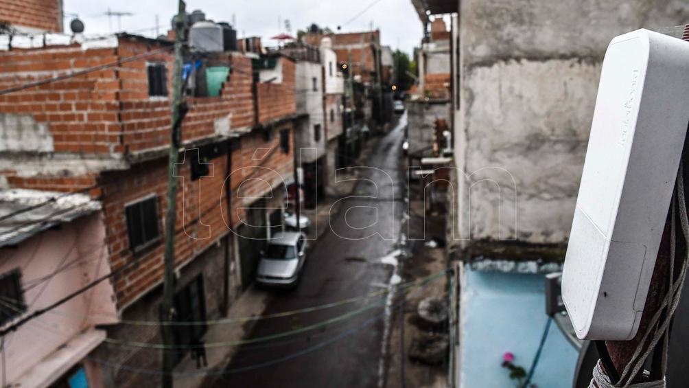 Entregarán 83.131 tarjetas de telefonía celular para más de 160 mil familias del conurbano bonaerense sin acceso a Internet.