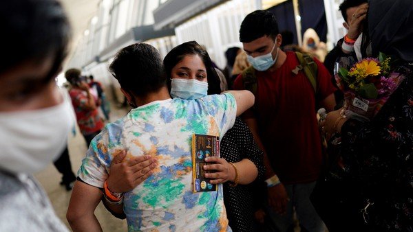 Entre llantos, miedo y esperanza, los refugiados de Afganistán llegan a Estados Unidos