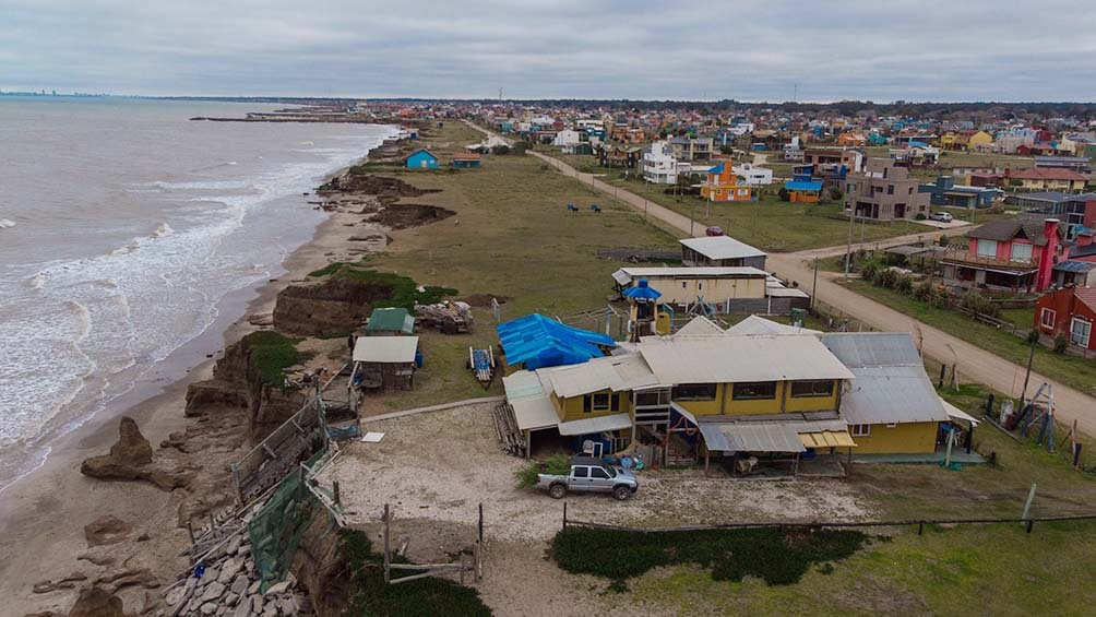 "Toda la costa del partido de Mar Chiquita está afectada por la erosión marina, alguna más y otras menos, y desde hace años que se viene trabajando con la Provincia para proteger la costa con diferentes obras de contención". Foto Diego Izquierdo
