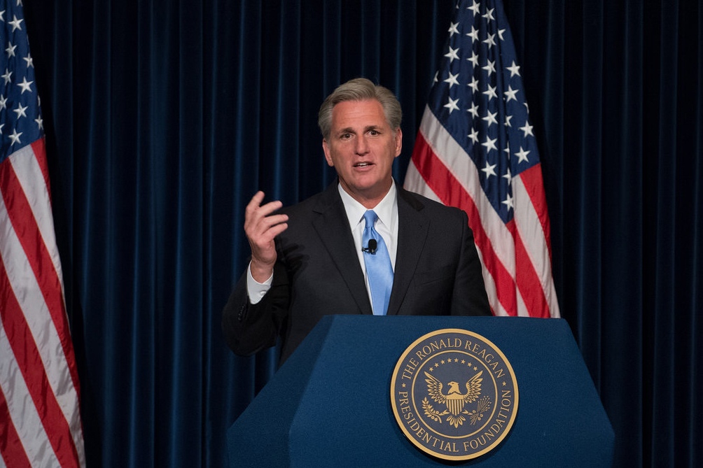 Kevin McCarthy, fue instado a disculparse o renunciar a su cargo.