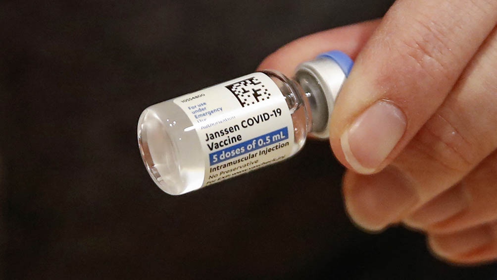 Quienes hayan recibido el inmunizante monodosis de Johnson & Johnson podrían sumarse a esta medida, aunque las autoridades indicaron que necesitan evaluar más datos.
