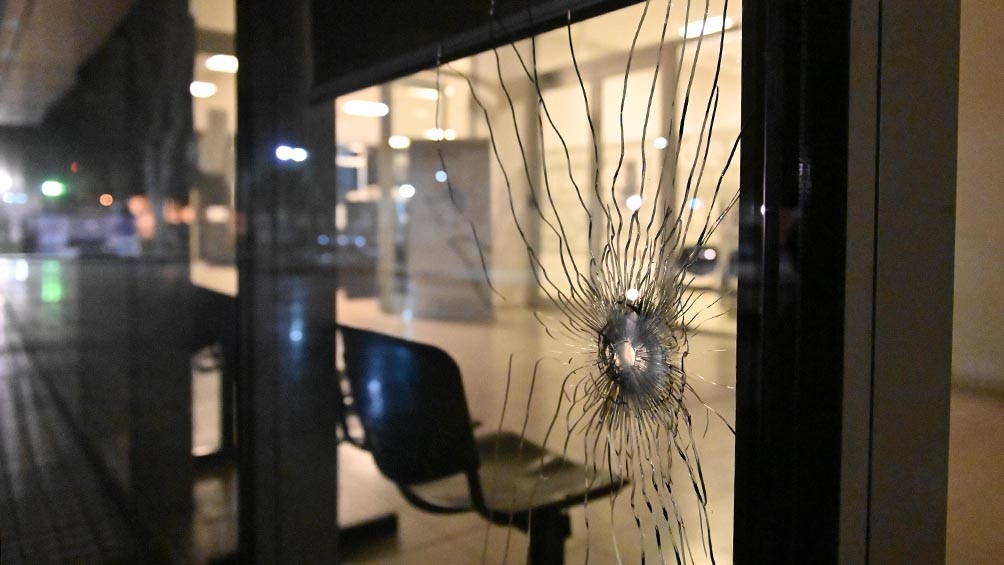 El edificio fue atacado a balazos por personas que todavía no han sido identificadas. Foto Sebastián Granata