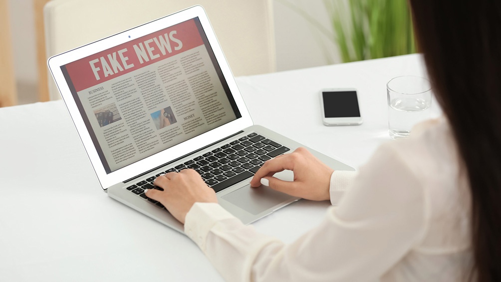 “En los medios de comunicación se observa que a veces se da una noticia falsa siguiendo determinados intereses, pero que otras veces esto ocurre por no chequear correctamente las fuentes .
