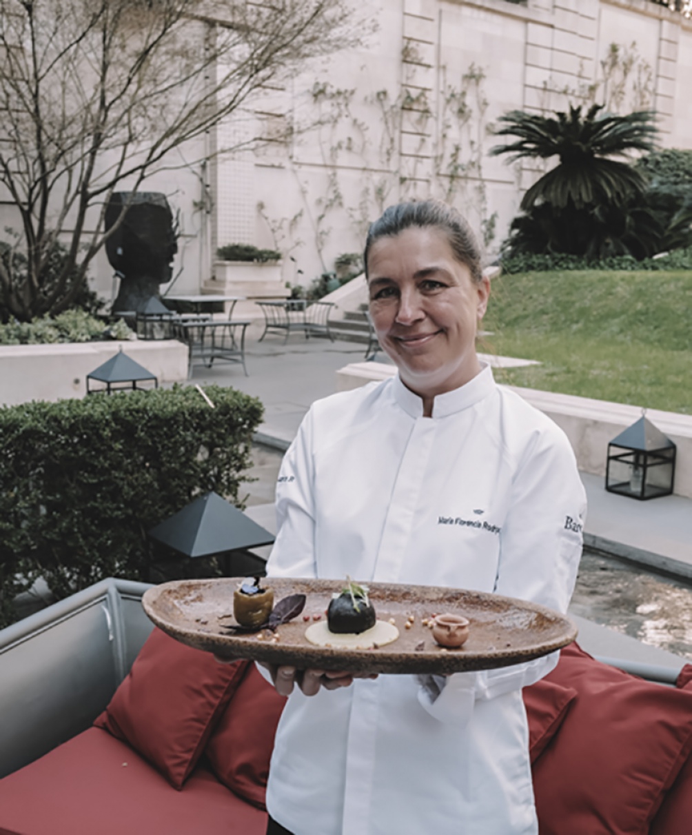 Con el plato que presentó en la Édition Cuisine: Tamal de gallo confitado y maíz morado, con fondo de kalapurca, milpa y flores. (Foto: Feedback PR)