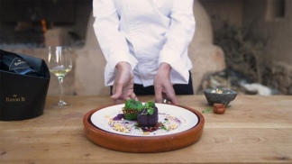 La elección de Florencia: Tamal de gallo confitado y maíz morado, con fondo de kalapurca, milpa y flores. (Foto: Feedback PR)