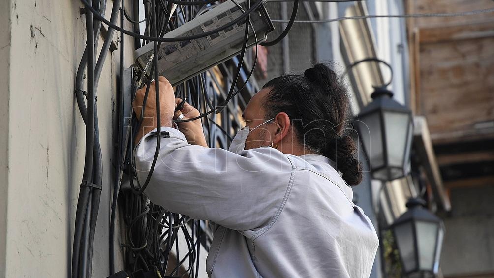 La ayuda económica prevista en esos programas y políticas podrá ser considerada a cuenta del salario de la trabajadora o del trabajador que acceda a una relación laboral incluida en el beneficio dispuesto en el decreto.