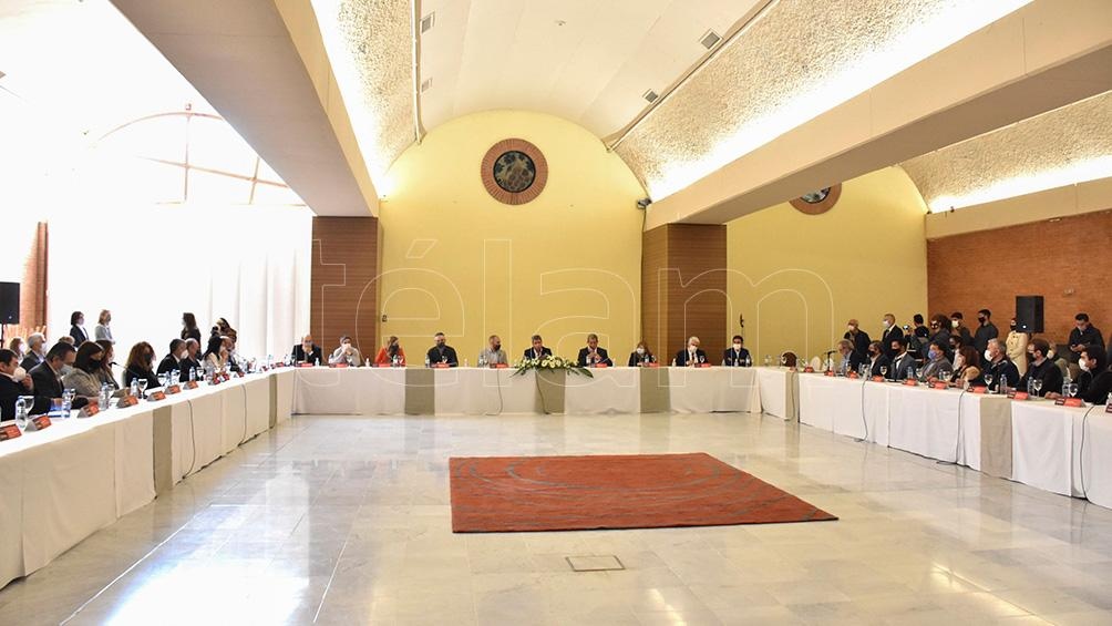 El ministro encabezó una mesa de trabajo con empresarios, cámaras y federaciones de la provincia.