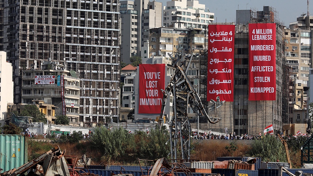 En la zona del puerto, la más afectada de Beirut, enormes carteles en los pocos edificios que quedaron en pie reclaman que se profundice la investigación. (Foto: AFP)