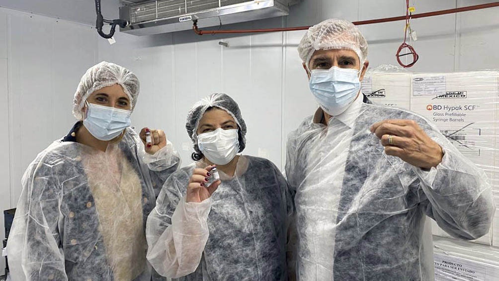 Según precisaron, las muestras de la vacuna producidas en la Argentina "han superado con éxito el control de calidad en el Centro Gamaleya el 3 de agosto".