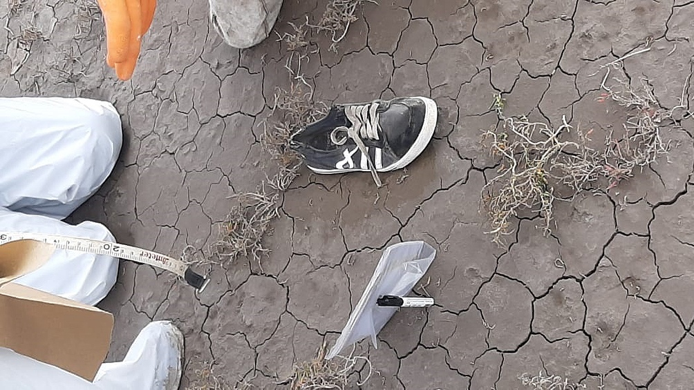  la investigación aún no logró determinar si el joven fue secuestrado y asesinado o si murió ahogado de manera accidental, mientras la madre de la víctima reclama a gritos "justicia".