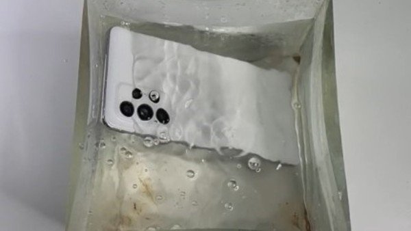 La prueba de los celulares resistentes al agua: así funcionan después de sumergirlos