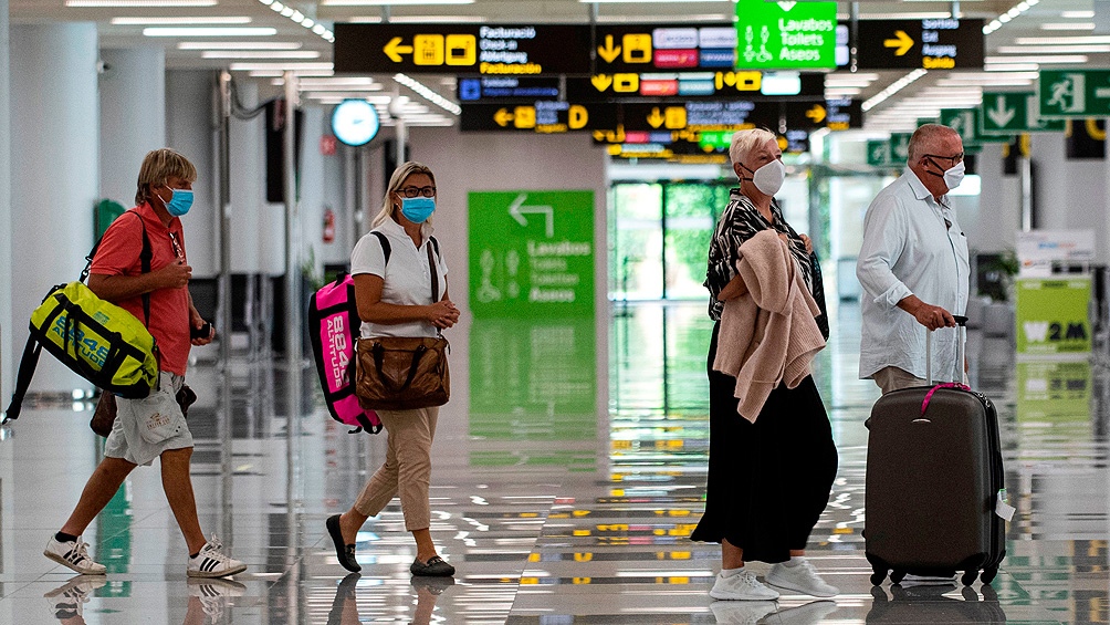 La medida supone volver a imponer restricciones a los viajes no esenciales desde esos países.