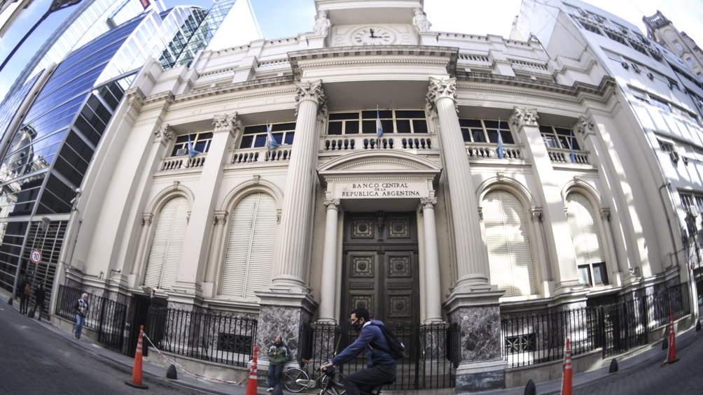 El Banco central habilitó a las entidades financieras a que inviertan en Fondos Comunes de Inversión.