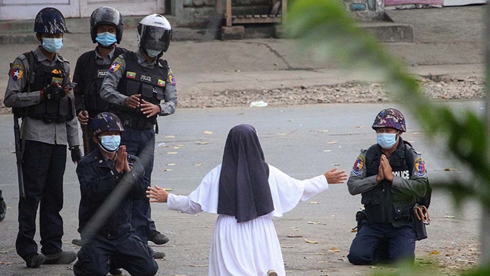 Tras el golpe contra Suu Kyi se desató una brutal represión contra las protestas en distintas ciudades en favor de la democracia en Myanmar. Foto: AFP.