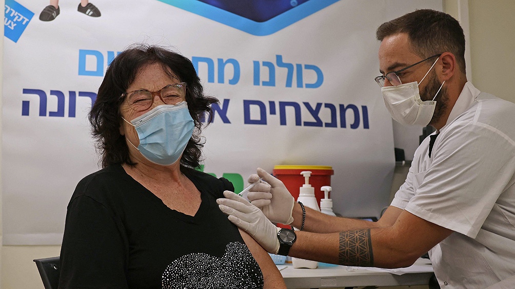 Todavía no hay evidencia científica clara que un refuerzo mejore la eficacia contra el virus y sus mutaciones. Foto: AFP.