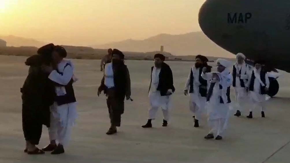 El cofundador y jefe negociador de los talibanes, mullah Abdul Ghani Baradar, llegó este sábado a la capital afgana. Foto: AFP