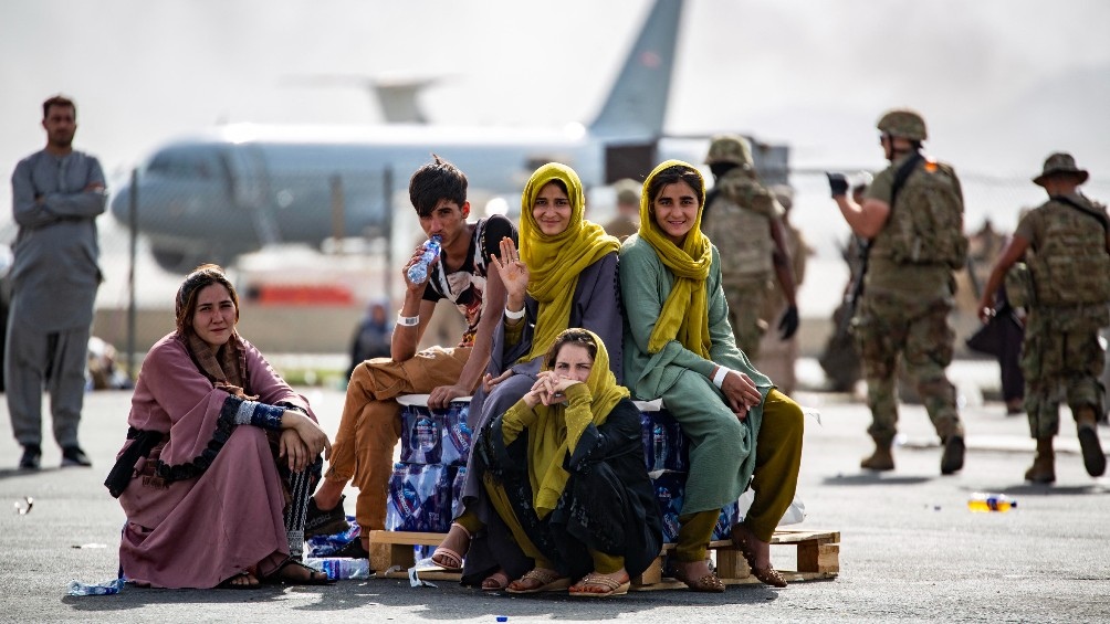 Mientras la urgencia pública está puesta en las evacuaciones, las frenéticas negociaciones del liderazgo talibán y dirigentes afganos no son las únicas en esta crisis. Foto: AFP.