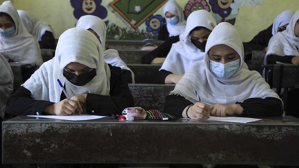 En el interior del país se siente cada vez con más fuerza la incertidumbre de cómo será un segundo Gobierno talibán, especialmente para las mujeres. Foto: AFP.