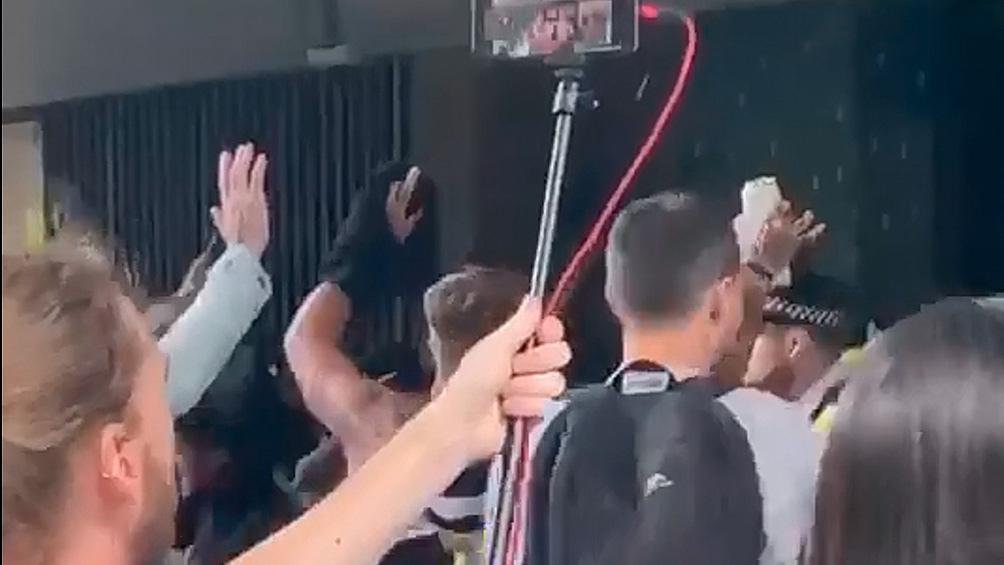 El momento en que los manifestantes irrumpían en la susidiaria.