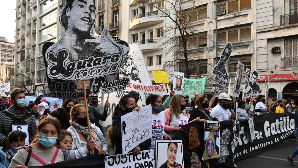 La Coordinadora de Familiares de Víctimas de Gatillo Fácil de Córdoba marchó para denunciar "la violencia institucional y el gatillo fácil". Foto: Laura Lescano.