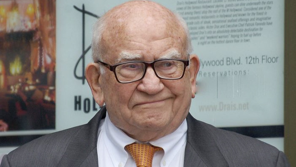 Ed Asner recordado por participación en la serie "Lou Grant" y la miniserie "Raíces".