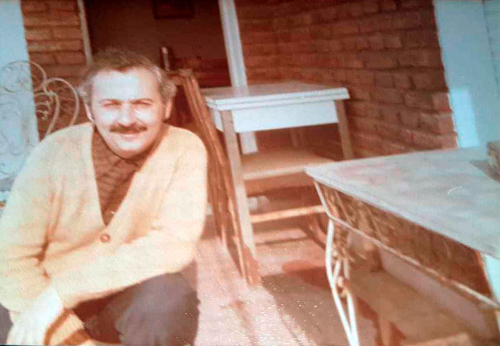 Después de recibirse el investigador puso un estudio contable en su barrio, Parque Chacabuco. Foto: Álbum personal