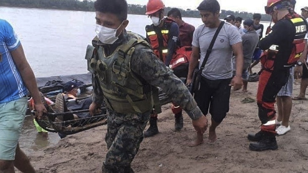 Bomberos, policías y marinos están a cargo de las tareas de búsqueda. Foto: @ExpresoPeru