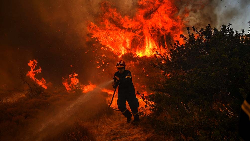 Un nuevo incendio desatado a 50 kilómetros al sureste de Atenas afecta a tres poblados. Foto: AFP