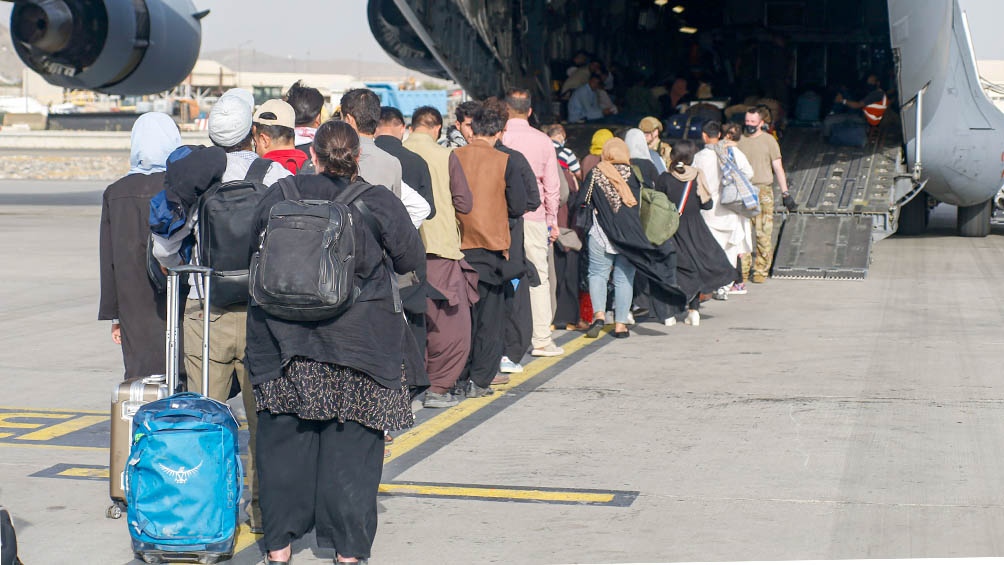 La presión de los afganos para dejar el país el domingo llevó a la tripulación a decidir hacer el vuelo sin que los pasajeros fueran registrados. Fuente TW @DeptofDefense