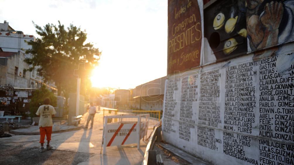 miliares de las víctimas y sobrevivientes de las masacres de Cromañón, en la que murieron 194 personas durante un recital en un boliche del barrio porteño de Once, y de Luis Viale, donde fallecieron una mujer y cinco niños por el incendio en un taller tex