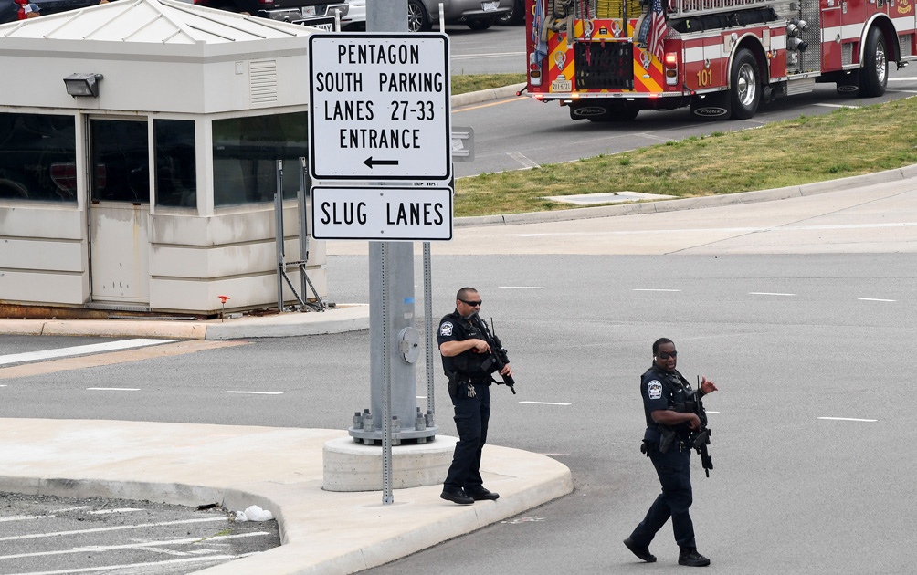 Las inmediaciones del Pentágono parecen estar bajo control, con decenas de policías, servicios médicos y de emergencia presentes