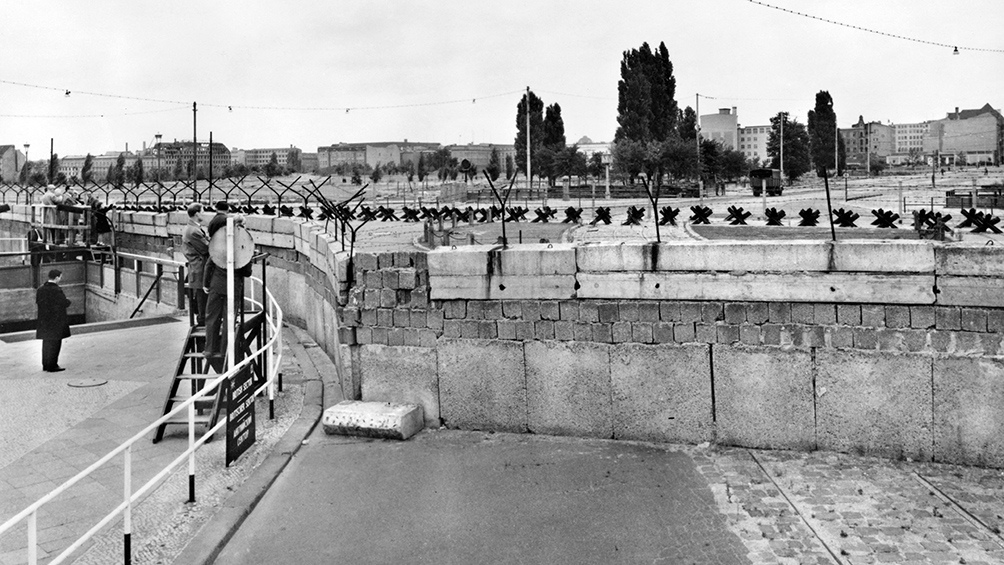 El Muro comenzó como un extendido de alambres de púas de 160 kilómetros y luego se se convirtió en una barrera fortificada de hormigón (foto: AFP).