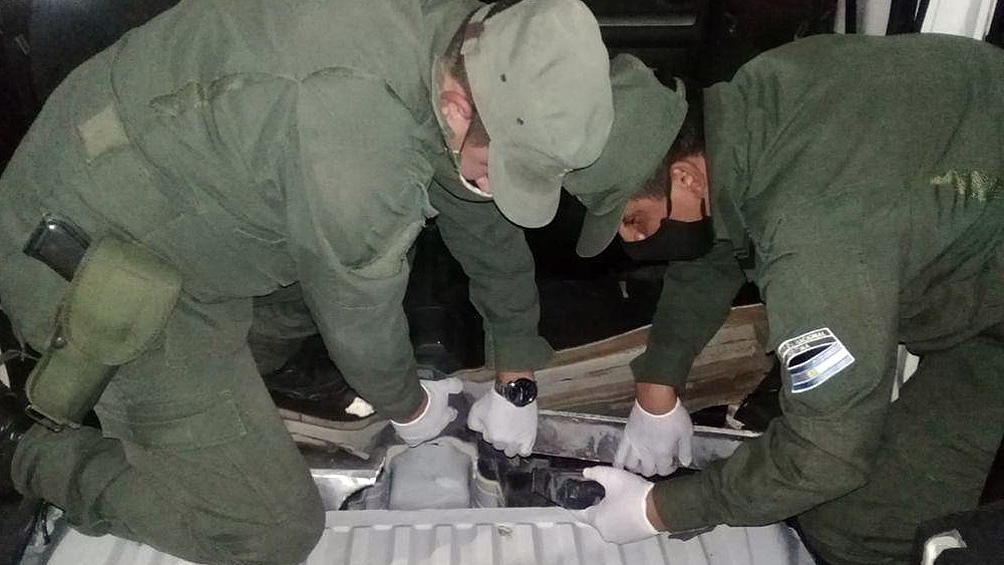 Gendarmería Nacional incautó 20 paquetes que contenían 21 kilos 845 gramos de cocaína.