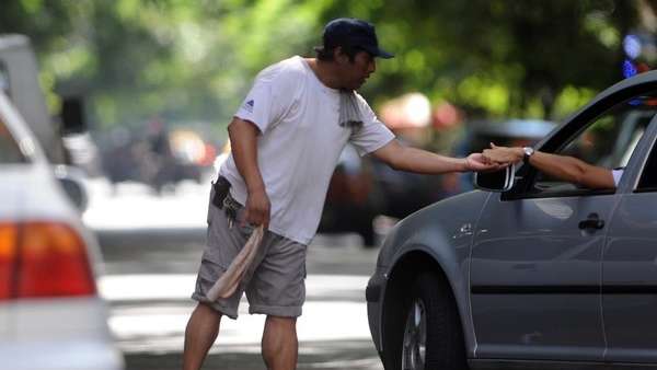 Trabajo precario: ya hay anotados casi 3 millones de cartoneros, vendedores ambulantes o limpiavidrios