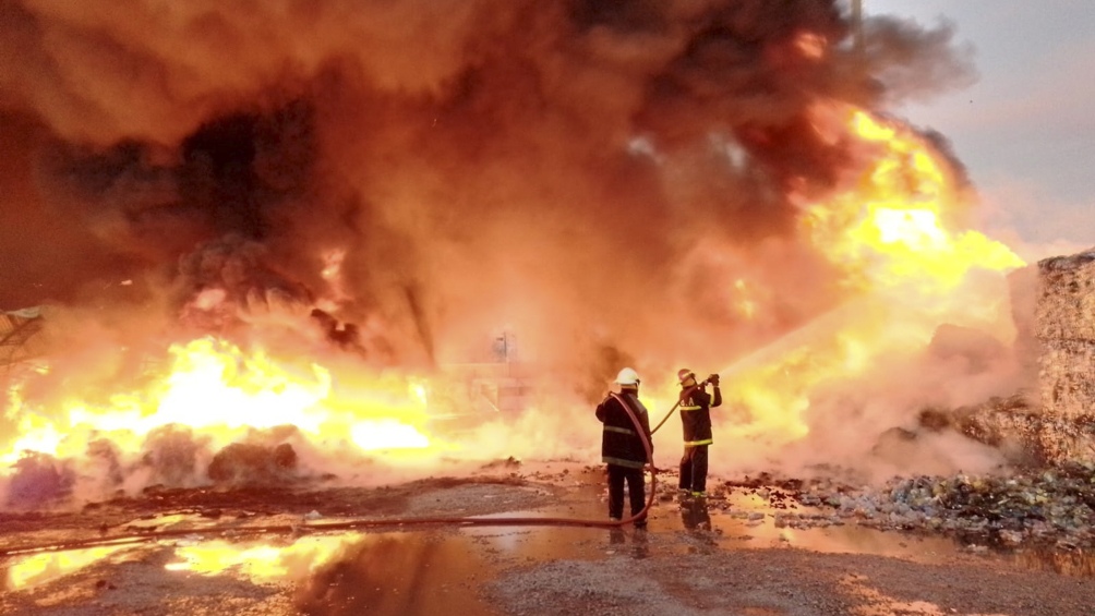 El incendio destruyó por completo la planta de reciclado