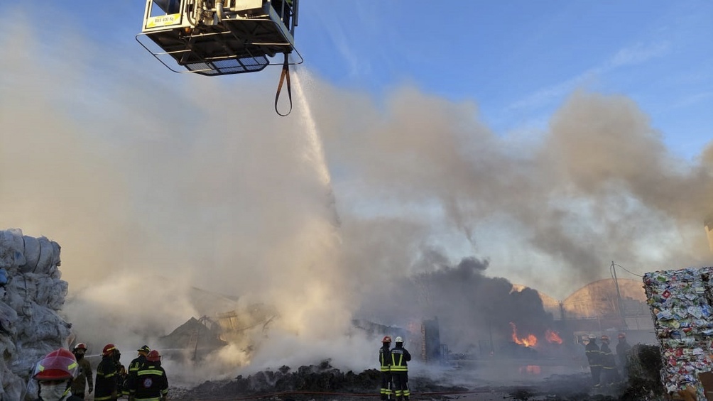 El incendio provocó la destrucción de varios vehículos.