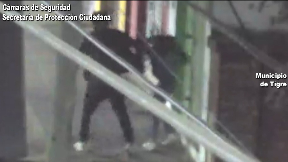 Las imágenes muestran al sujeto agrediendo verbalmente a la mujer y empujándola contra la pared.