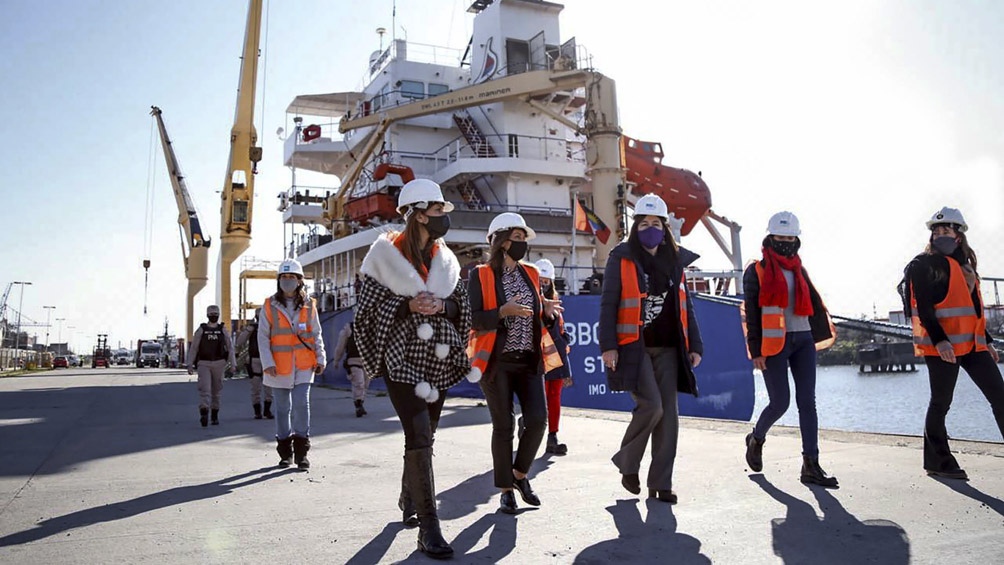 Se verificó mayor acceso de hombres a cargos jerárquicos, con una representación en el universo total del 82% de los mismos frente al 18% de mujeres, e incluso cuando las mujeres alcanzan estos roles, en general su participación se concentra en tareas de