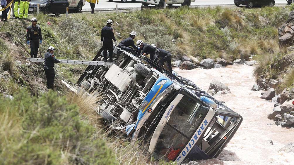 Un ómnibus se despistó y cayó a un abismo: hay al menos 17 fallecidos